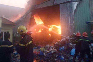 Hưng Yên: Lửa bao trùm xưởng nhựa trong KCN Phố Nối