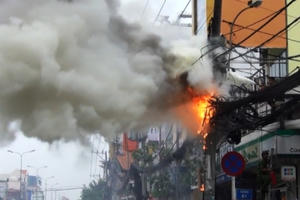 Cột điện cháy nổ lớn, hàng ngàn người hốt hoảng tháo chạy