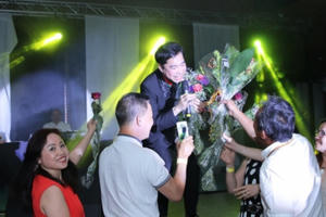 Lần thứ 2 đến Đan Mạch, danh ca Ngọc Sơn khiến ngàn khán giả náo loạn đến 2 giờ sáng