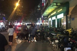 Nhiều điểm trông xe trái phép giá "cắt cổ" trên địa bàn phường Hàng Bạc