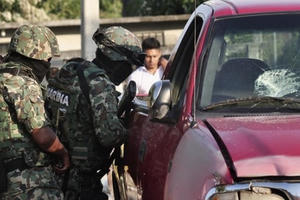 Toàn bộ cảnh sát một thành phố bị bắt vì chống lưng cho tội phạm