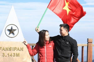Tiết trời mát lạnh giữa mùa hè, Fansipan đang là điểm đến “hot”