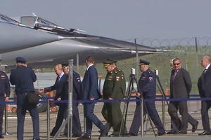 6 chiếc S-57 hộ tống Tổng thống Putin thị sát máy bay mang tên lửa siêu thanh “bất khả chiến bại”