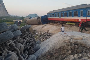 Nóng: Tàu hỏa đối đầu xe tải ở Thanh Hóa làm 2 người chết, 8 người bị thương Nóng: Tàu hỏa đối đầu xe tải ở Thanh Hóa làm 2 người chết, 8 người bị thương