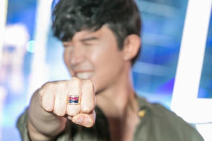 Nathan Lee gây "choáng" khi khoe nhẫn hơn 6 tỷ tại sự kiện âm nhạc