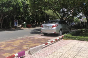 Đồng Nai: Người nhà cán bộ Phường ngang nhiên đỗ xe ôtô tuỳ tiện?