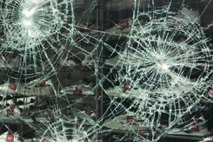 Hàng trăm người nổi loạn đập phá, thành phố Đức như “thời chiến”