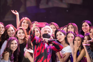 Sơn Tùng M-TP, Tóc Tiên, S.T, Hồ Trung Dung miệt mài tập dợt sẵn sàng cho đêm bán kết Hoa hậu Hoàn vũ Việt Nam 2017