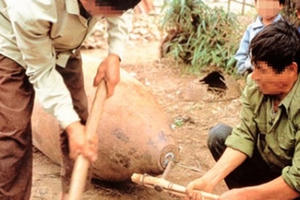 Hì hục cưa đầu đạn 105 ly, người đàn ông tử vong