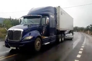 Ô tô 4 chỗ bị đè bẹp dưới gầm xe containe, 2 người chết trong cabin