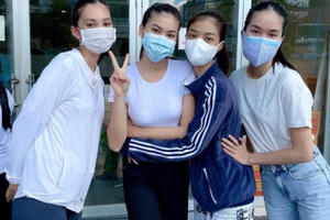 Á hậu Phương Anh làm tình nguyện viên giúp đỡ người ngoại quốc ở khu tiêm vắc-xin