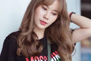 Sau khi giảm 12kg, Nam Em diện cả "cây" đồ hiệu tại sân bay