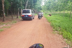 Vụ 2 thi thể trong thùng bê tông: Cảnh sát di chuyển tới con đường đất đỏ, bao quanh là rừng cao su