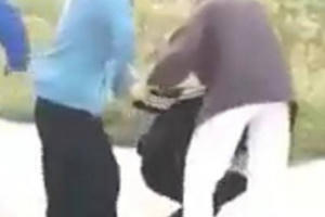 Thanh Hóa: Phẫn nộ với Clip nhóm nữ sinh dùng mũ bảo hiểm đánh liên tiếp vào đầu và mặt bạn
