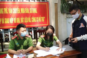 Hà Nội: Công an quận Hoàn Kiếm thu hồi 5 khẩu súng và nhiều vũ khí thô sơ