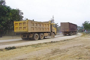 Thanh Hóa: Đường dân sinh oằn mình “cõng” xe quá tải
