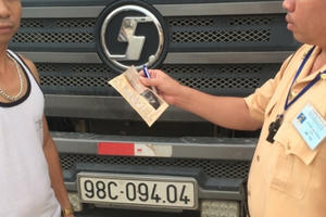 Đội CSGT công an huyện Gia Lâm xử lý xe quá tải trọng tại đường Ỷ Lan