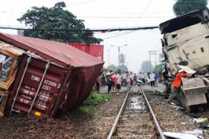 Tàu hỏa tông đứt đôi ô tô container