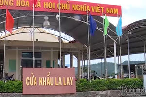 Muốn qua cửa khẩu La Lay khó thoát 'luật ngầm' tức anh ách này?