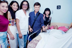 Các nghệ sĩ vào thăm và trao tặng 500 triệu đồng cho nghệ sĩ saxophone Xuân Hiếu sau đêm nhạc “Vì yêu”