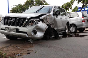 Fortuner “làm xiếc” trên đại lộ, hàng ngàn phương tiện chôn chân dưới trời nắng