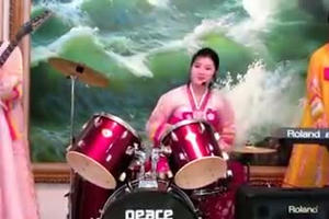 Clip: Bốn cô gái nước ngoài hát "Như có Bác Hồ trong ngày vui đại thắng" cực hay