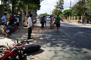 Bất cẩn khi tham gia giao thông, người phụ nữ chết thảm dưới bánh xe tải