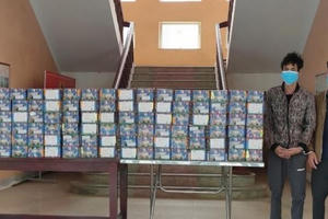 Mang 200 kg pháo đi buôn, kiếm tiền tiêu Tết