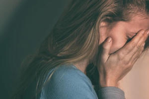 Nước mắt người phụ nữ bị chồng hám lợi “đẩy” vào tù Nước mắt người phụ nữ bị chồng hám lợi “đẩy” vào tù