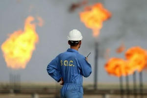 Thị trường dầu mỏ thế giới: Sản lượng giảm, giá... khó “nâng”