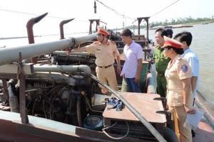 Hà Nam: Bắt 2 tàu khai thác cát trái phép trên Sông Hồng