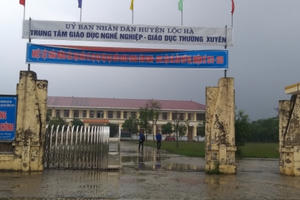 Vừa ra khỏi cổng trường, nam sinh bị đâm thủng bụng