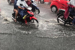 Mưa "vàng" giải nhiệt tại TP HCM đúng dịp nghỉ lễ