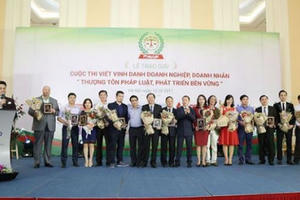 Trao giải cuộc thi viết “Doanh nghiệp, doanh nhân thượng tôn pháp luật, phát triển bền vững” lần thứ 2