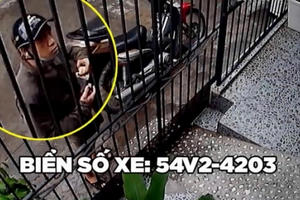 Clip: Tên cướp ngang nhiên vào nhà giật iPad rồi tẩu thoát