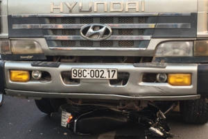 Video: Xe tải đâm liên hoàn khiến 2 người tử vong trên QL1A Bắc Giang