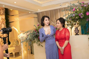 Danh hài Việt Hương, vợ chồng nhạc sĩ Đức Huy đến chúc mừng MC Thanh Mai