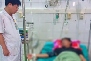 Uống rượu ngâm củ ấu tẩu, 2 người đàn ông suýt mất mạng