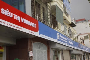 Biển hiệu thẳng tắp trên tuyến đường kiểu mẫu đầu tiên ở Hà Nội