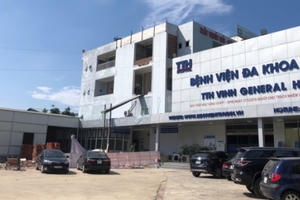 Hai năm bị yêu cầu tháo dỡ, công trình vi phạm tại bệnh viện TTH Vinh vẫn “trơ gan”
