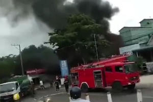 Xe bồn chở xăng bốc cháy trong cây xăng, 3 người thương vong