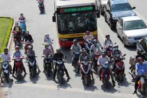 Người dân Thủ đô "gồng mình" chống chọi với nắng nóng Người dân Thủ đô "gồng mình" chống chọi với nắng nóng