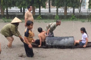 Chèo thuyền trên tỉnh lộ tại Bình Dương: Tìm phương án "thoát ngập" cho người dân