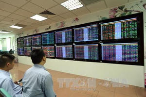 Thanh khoản cao, VN - Index vững vàng trên mốc 990 điểm