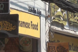 TP HCM: Lạc vào "rừng" biển hiệu tiếng nước ngoài