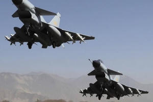 Chiến đấu cơ Trung Quốc áp sát máy bay Mỹ ở Hoa Đông