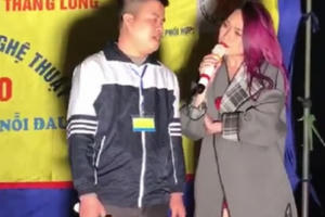 Clip: Mỹ Tâm dừng xe, lên sân khấu vỉa hè hát cùng người khuyết tật
