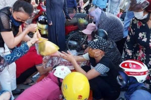 Nghệ An: Người dân đổ xô mua tích trữ thực phẩm trước tin đồn cách ly xã hội theo Chỉ thị 16