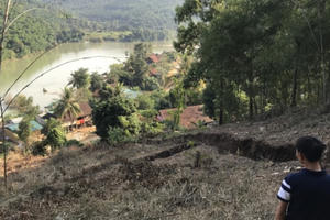 Vết nứt khổng lồ trên triền núi đe dọa "san phẳng" cả bản làng