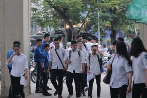 Thí sinh khởi động kỳ thi THPT quốc gia với môn Ngữ văn Thí sinh khởi động kỳ thi THPT quốc gia với môn Ngữ văn